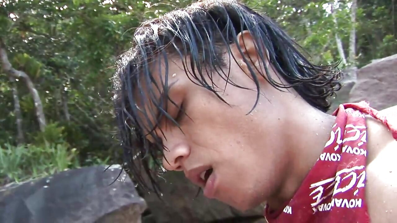 Crni frajer žestoko jebe latinskog dečka na plaži