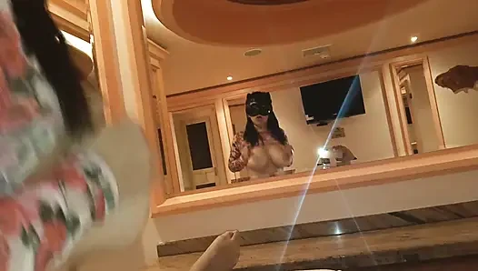 Sert taşlı, döl dolu yaraklı zenci bir adama biniyorum ve ona büyük göğüslerimi emdiriyorum.