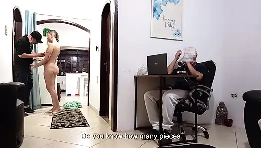 Während der ehemann bei der arbeit ist, erhält die ehefrau den lieferboten.