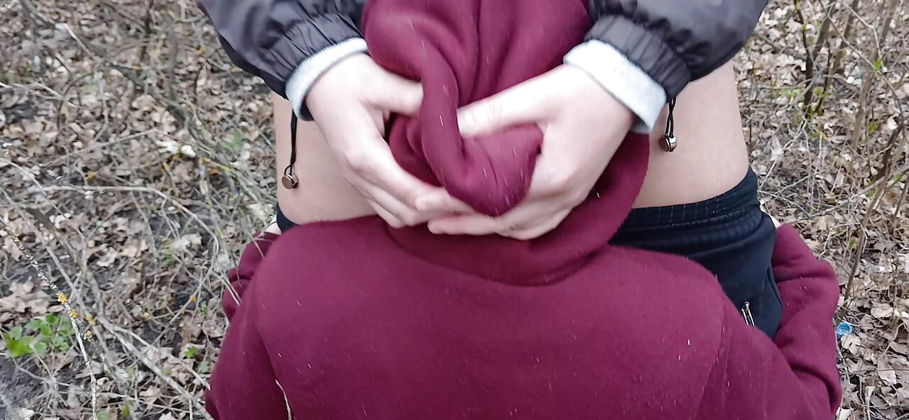Eu faço xixi e fodo meu amante na boca na floresta para que minha esposa não nos pegue