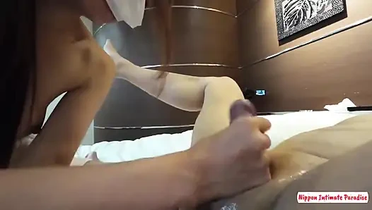 Knee High allure umrahmt einen verspielten Charme als eine süße teufelliche schönheit, die fesselt