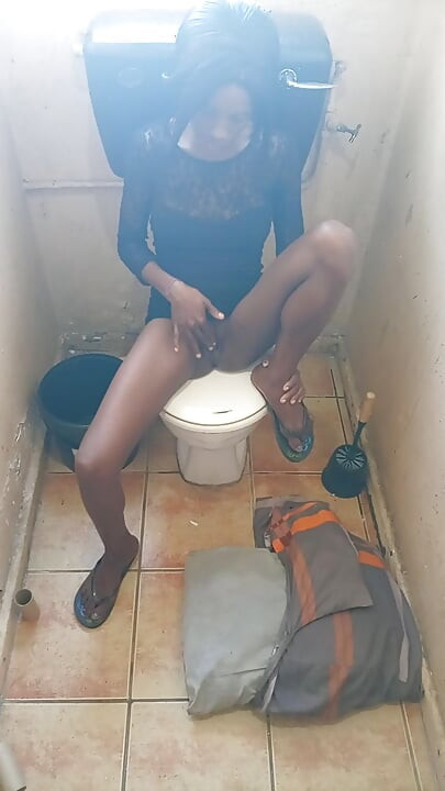 Hete zwarte meid masturbatie op smerig toilet