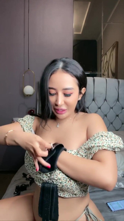 عارضة أزياء إندونيسية ، فتاة استمناء قرنية | مقطع 1