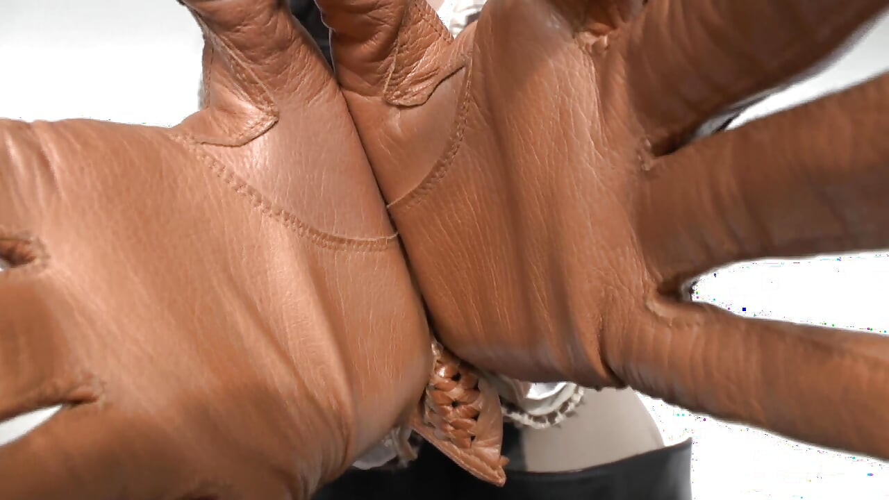 เตรียมตัวเป็นเซสชั่น: ดมถุงมือหนังก่อนแส้แตก! Lady Victoria Valente