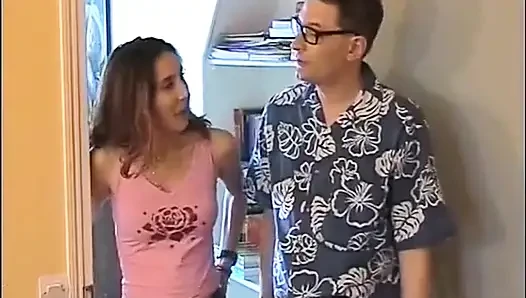 Amatir sejati di rumah: caroline suka menunjukkan tubuhnya kepada pelanggannya