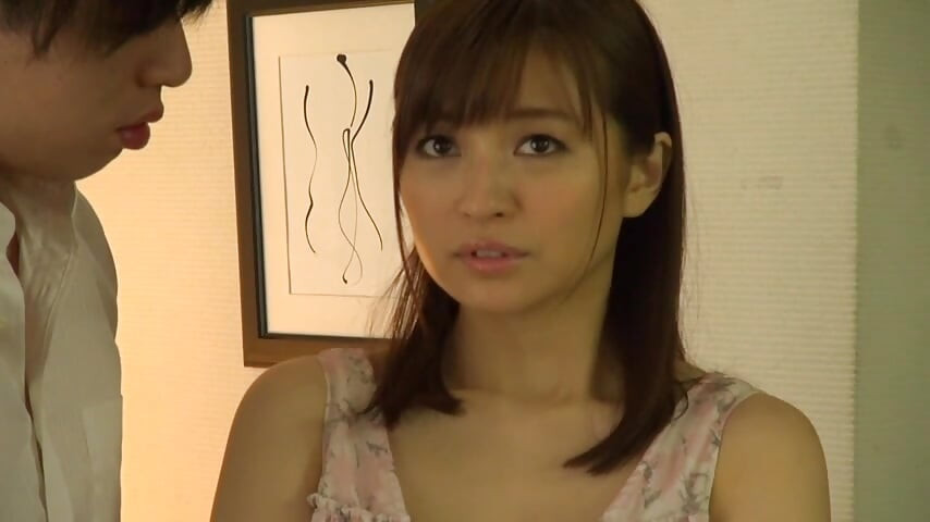 Arrastrándose el deseo mientras es una mujer fiel se rinde a la tentación prohibida.