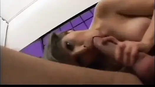 Islak amcıklı seksi sarışın bacaklarını açıyor ve sert sikiliyor