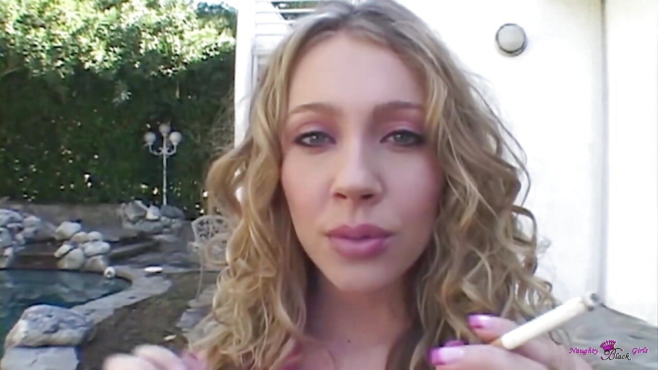 सुनहरे बालों वाली चौड़ी आंखों वाली Mysti May बड़े काले के साथ अंतरजातीय तीन लोगों वाली चुदाई में फंसे डो की तरह है।