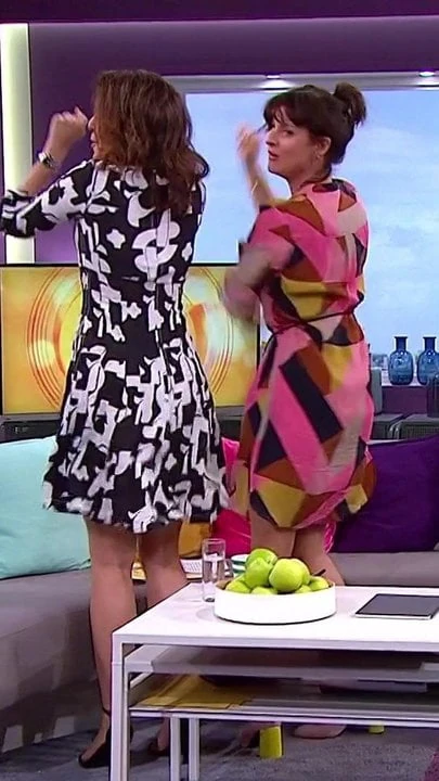 Marlene Lufen und Vanessa Blumhagen wackeln mit dem Arsch