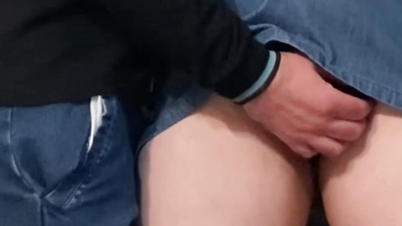 Vau!! Ruka perverznjaka u mojim seksi gaćicama