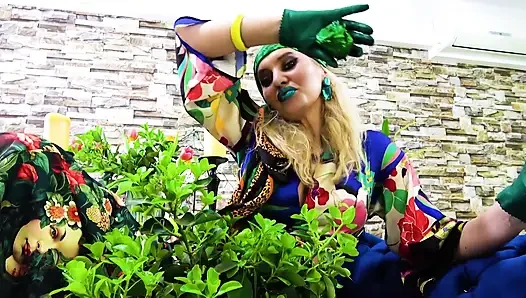 Kiss Poison Ivy 's Green Lips