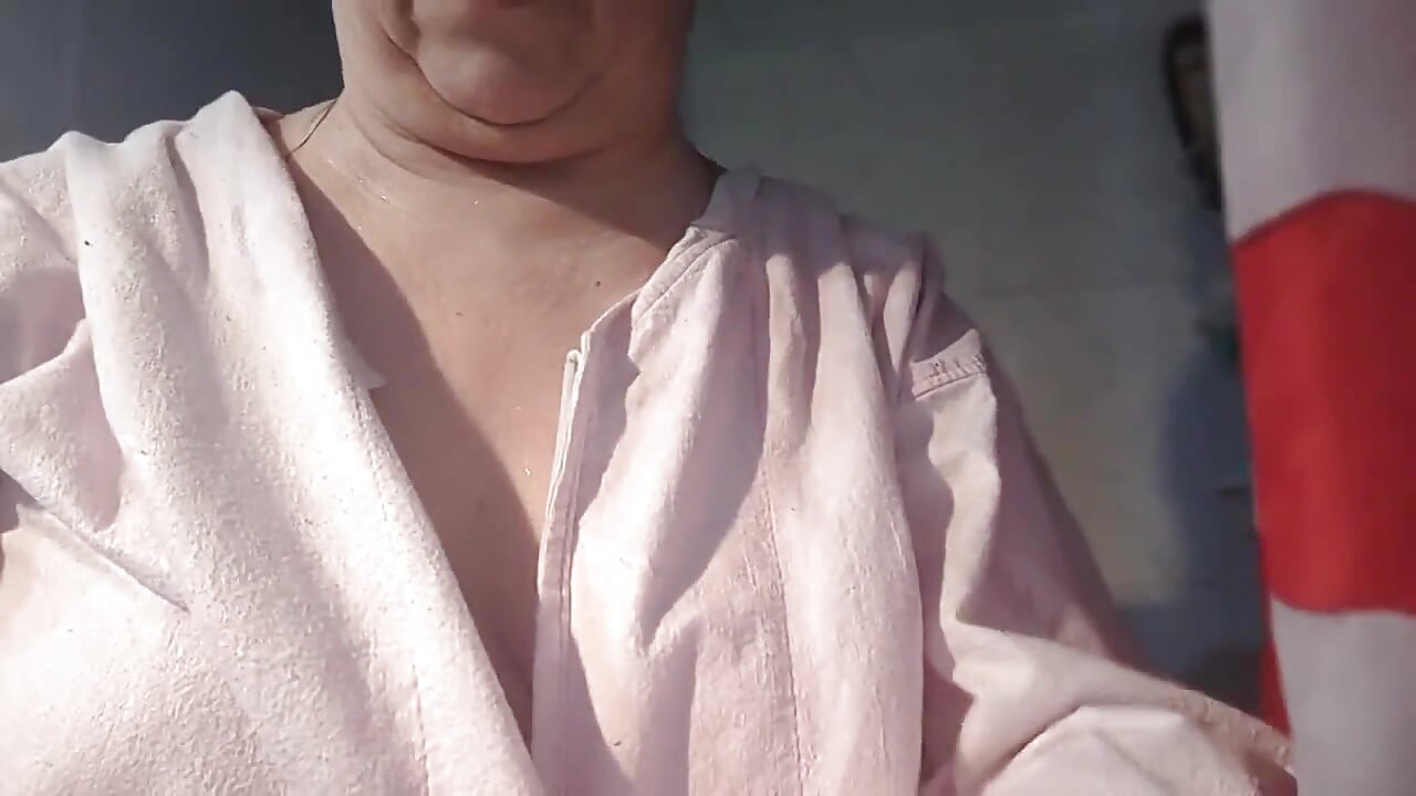 Veronica Rossi Official - She Invites You to the Shower with Her