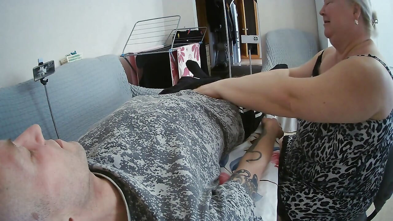 Mother-in-law Came to Give a Blowjob to Swallow a Portion of Sperm