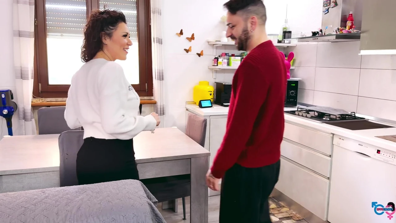 İtalyan bir ev hanımının anal fanatikleri, poposunu kırmak için çok istekli!