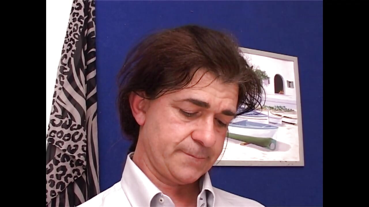 Seksi plavuša s velikim sisama doživljava analni orgazam