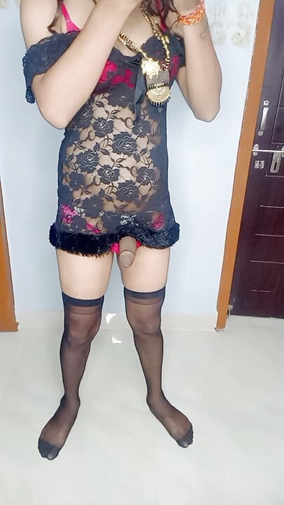 Meri mummy ne kal aisi hi apni chut me vibrator dala tha our do lund ek sath li thi