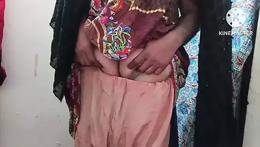 Sastre paquistaní bebiendo leche de su cliente tetona antes de follar su culo con Clea