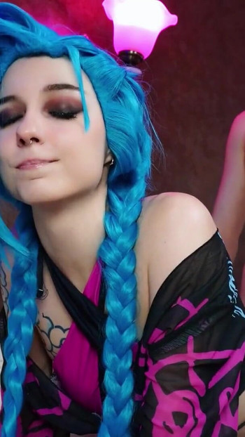Ključni trenutak iz "Nestašna Jinx uživa u tvrdom kurcu u svojim rupama. Blowjob. Analni creampie"