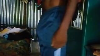 Un Indien, grosse bite noire, montre une masturbation à un garçon desi