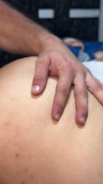 Snažan trenutak iz "Moja mlada maćeha traži od mene da joj pokažem kako TikTok radi, a zauzvrat je molim da se prepusti jebanju."