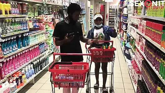 Alışveriş merkezinde tanıştığım bir kızı sikiyorum