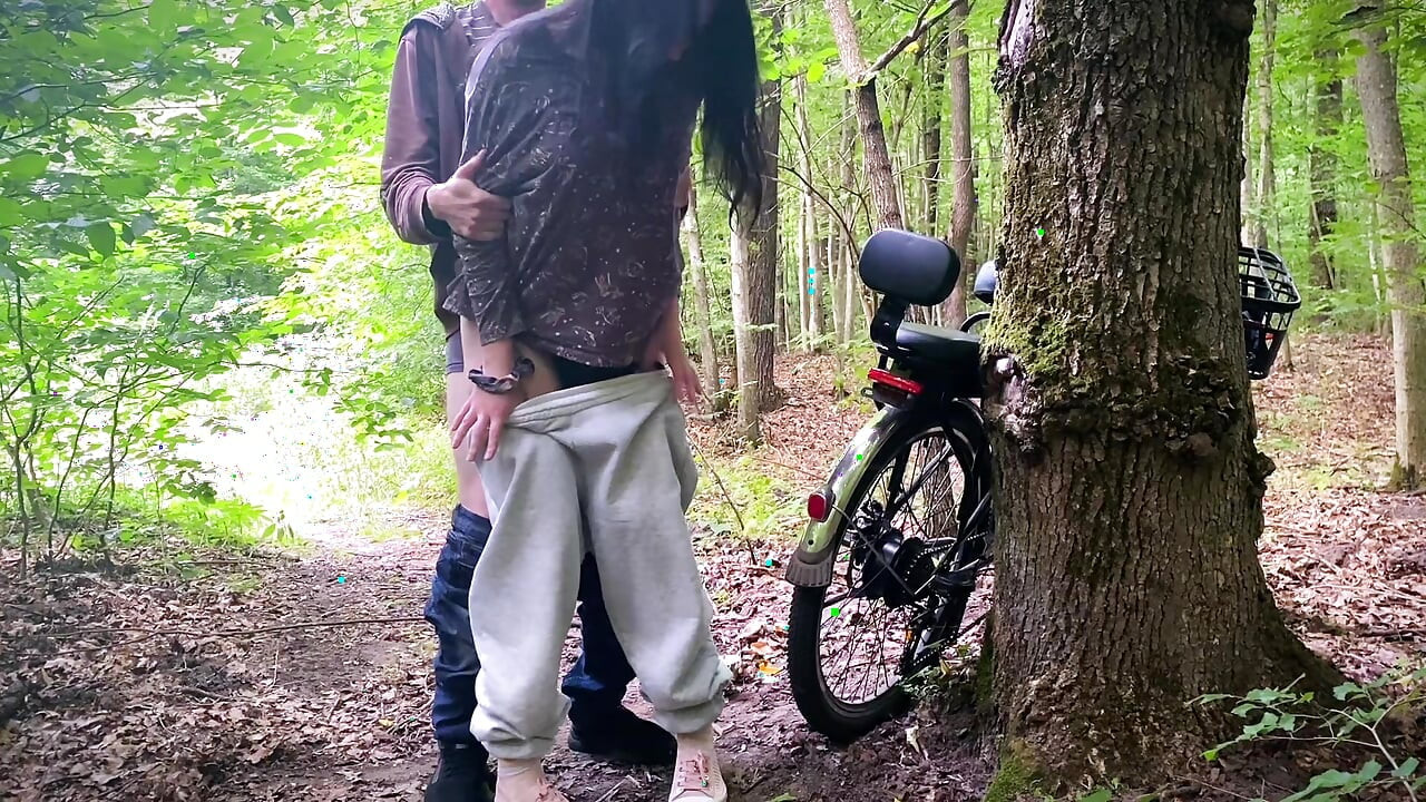 Hielp een schatje haar fiets te repareren in het midden van nergens en ze bedankte me met een sappig buiten op zijn hondjes en slikte al mijn sperma in
