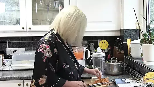 Travail à ce sujet - une femme mature britannique essaye une vraie grosse bite noire