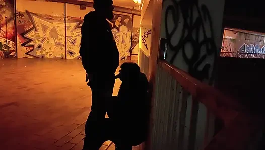 Fahişe otoparkta aşağılanmış