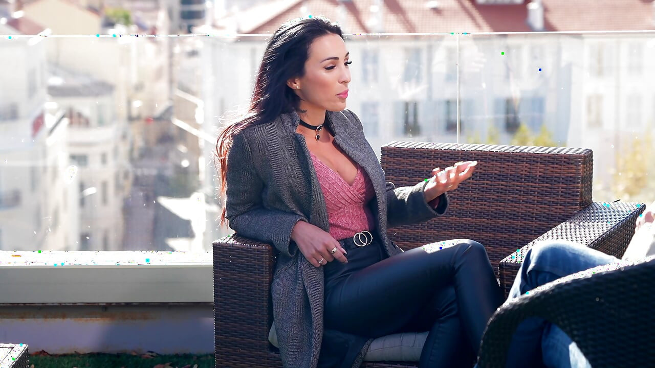 Smeđokosa MILF jebe susjede