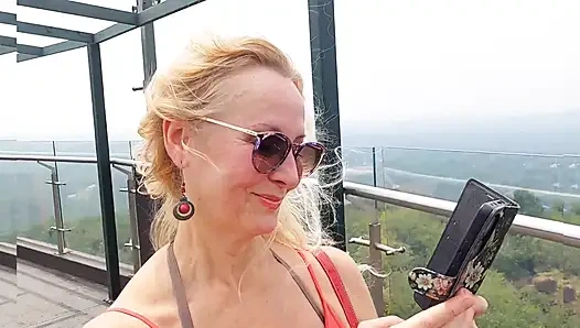 Sarışın, Olgun Eş Elbiseyle Seksin Tadını Çıkarıyor