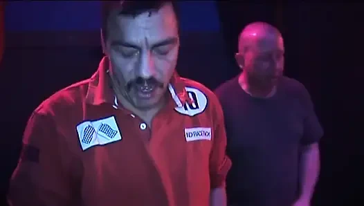 Yakalı sarışın genç kız yumrukla derine yumruk sokuyor ve ıslak damlatıyor