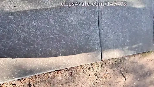 Kaki kiri Fudge si cewek hot ini dibungkus dengan kaki jenjang di halte bus