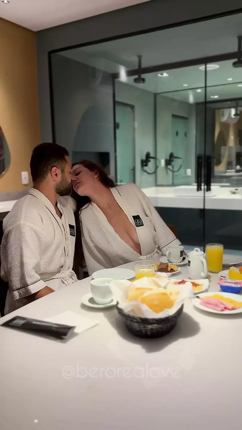 镜子的天空让我们在早上感到惊讶