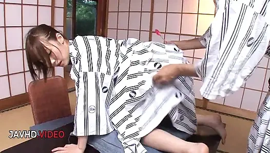 Вечеринка удовольствий Hitomi Oki: изобилие игрушек для ее игры с сексуальной киской