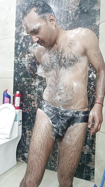 Lelaki desi India menikmati mandi dan menghisap dengan jiran