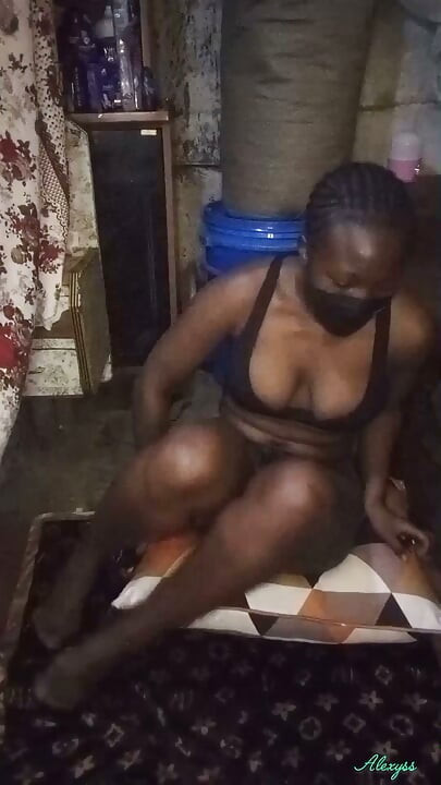 热辣的黑人女郎在瑜伽