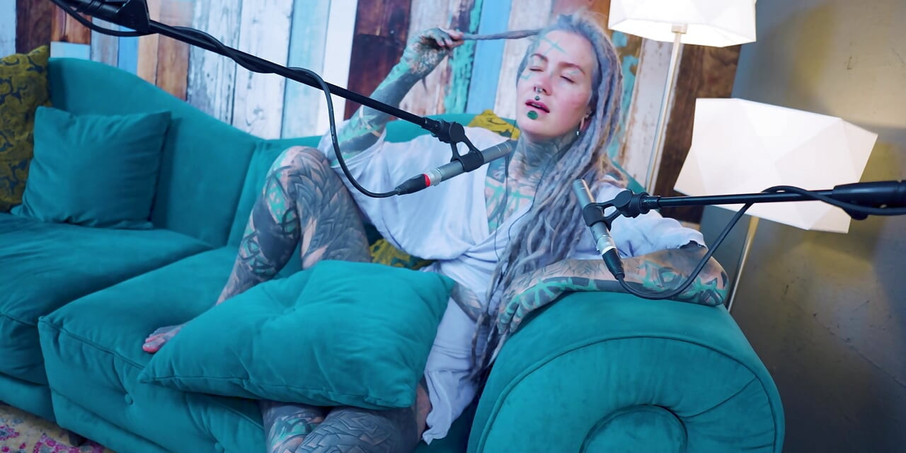 Hablo sobre H - Happiness - asmr podcast sfw hablando gótica flaca chica dreadlocks tatuada modelo chica tatuada