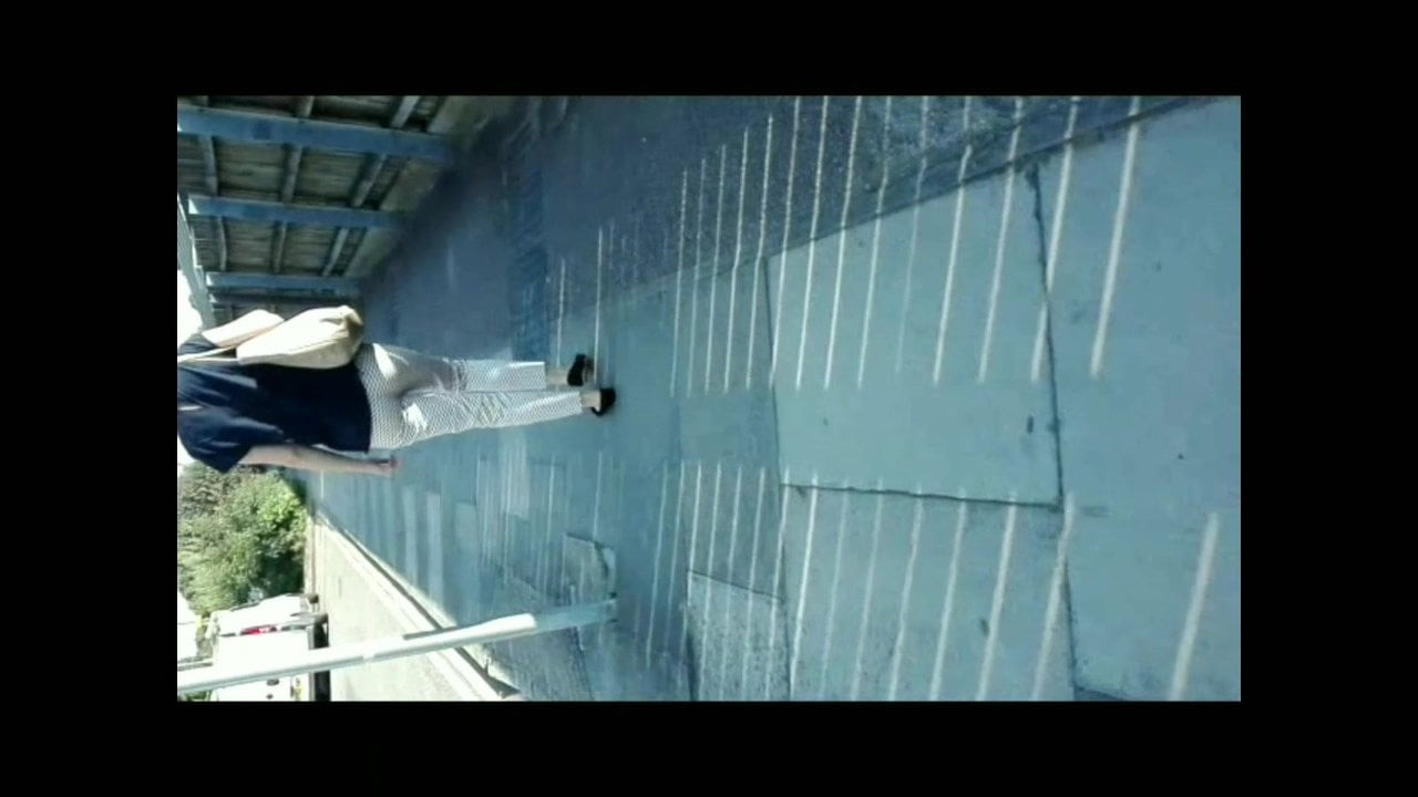 white trousers,