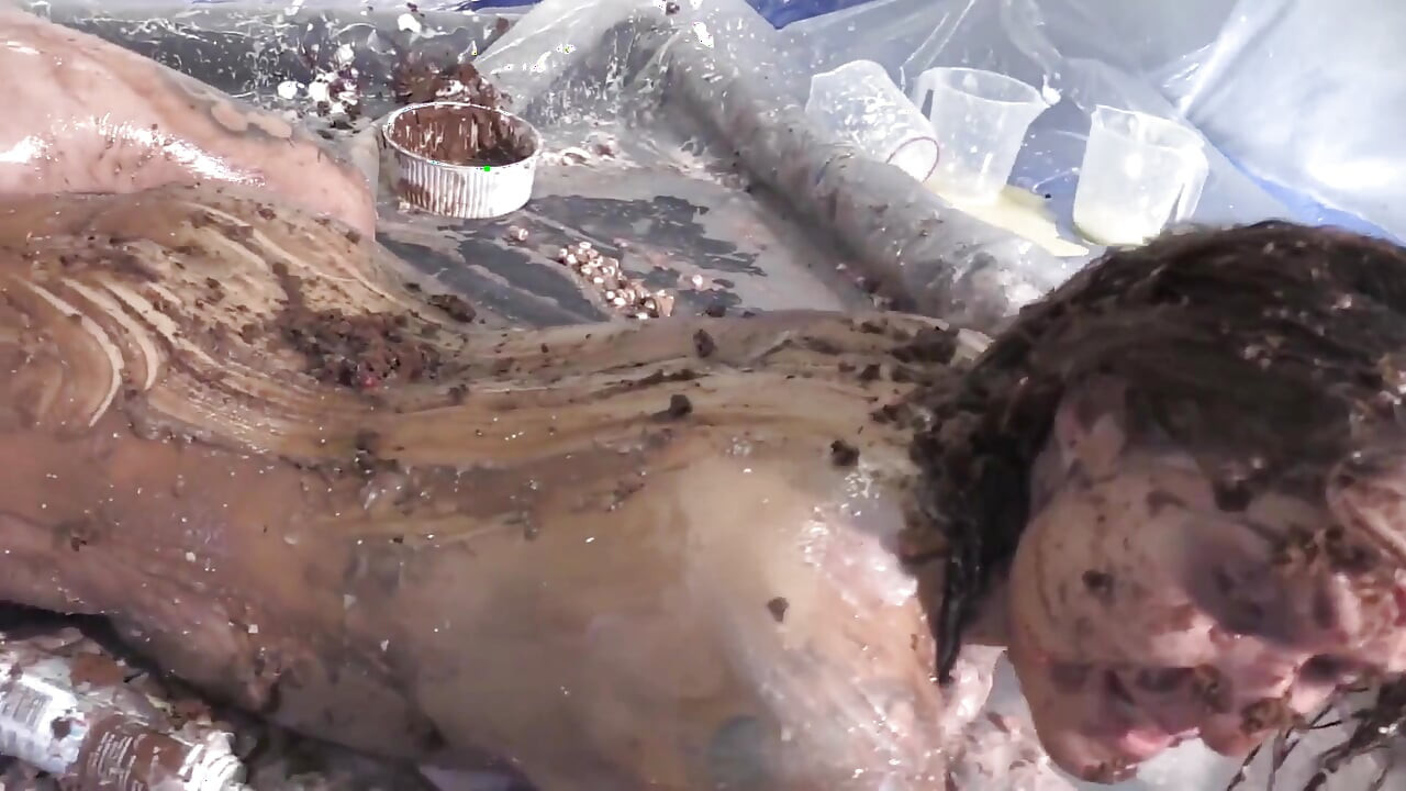 Chloe dominates Tallulah in cake