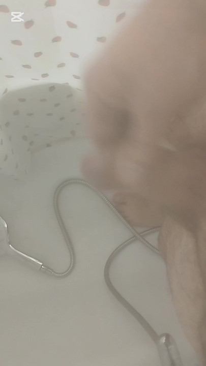 Moja tajanstvena ostavlja me samu pod tušem...