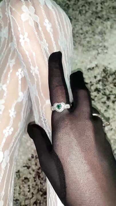 Mát-xa chân trong đôi tất gợi cảm với tay trong găng tay