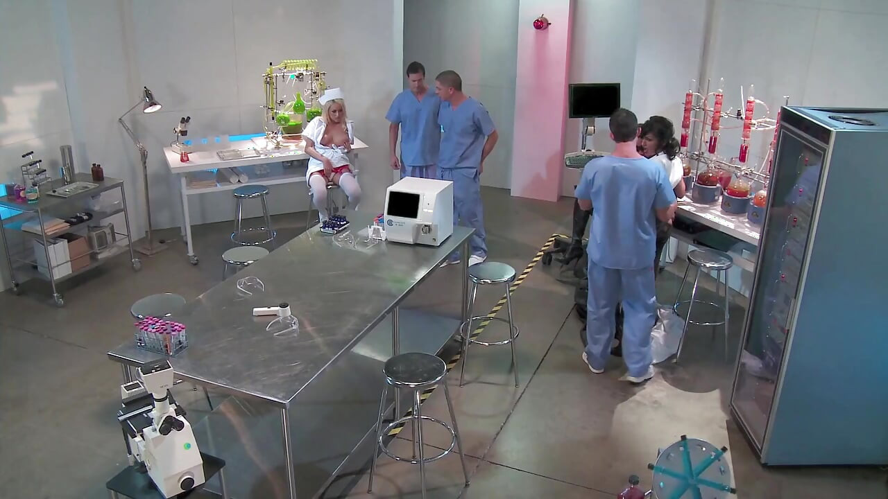 ブリアン・ベンソンとアイシス・ラブはセックスしながら大きな胸を脱ぎ捨てる