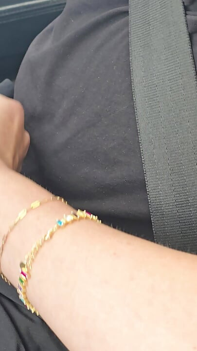 ฉันใช้ควยเขาเหมือนแท่งเกียร์ขณะที่เขาขับรถ