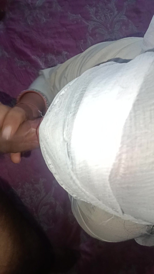 Pados bali bhabhi me apne ghar par bulakar mere lund ki apne munh se massage Kari aur mera virya apne face par lagake apni chut main dalla m