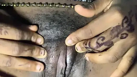 Горячая чернокожая крошка спереди и сзади, вид крупным планом в видео от первого лица