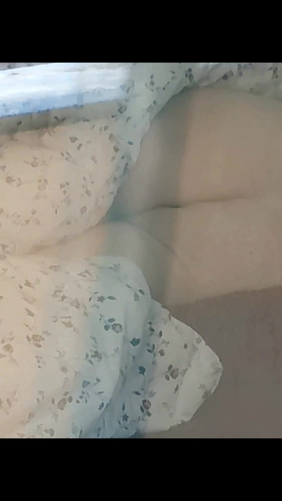 כשהשכן מסתכל דרך החלון | קליפ 1