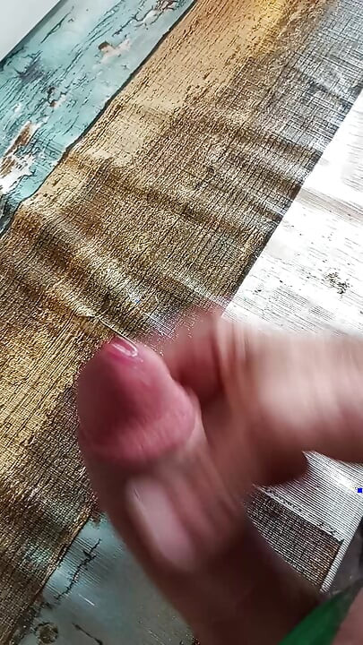 Masturbando meu pau grande e gordo até eu gozar muito em primeiro plano