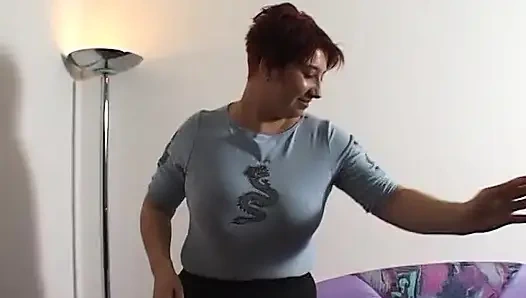 Пухлая рыжая шлюшка мастурбирует игрушкой ее волосатую пизду на кастинге