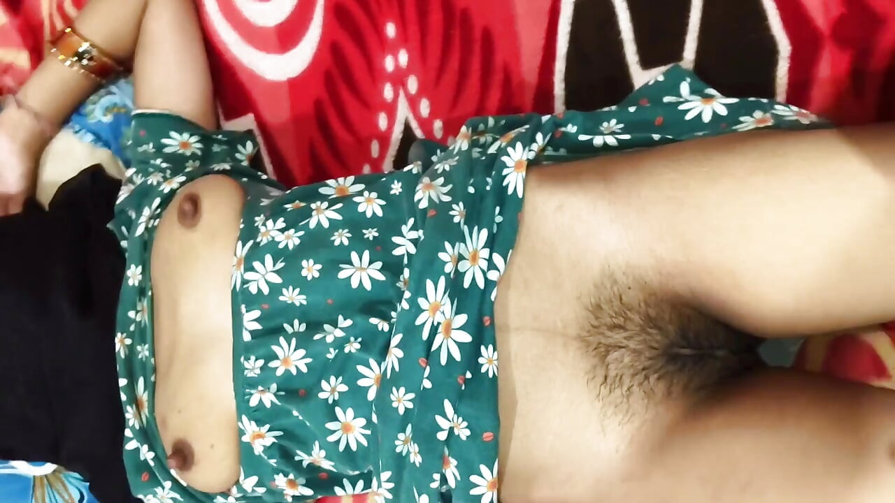 狗狗式 让女孩狗狗式离开, 拿出她的东西.