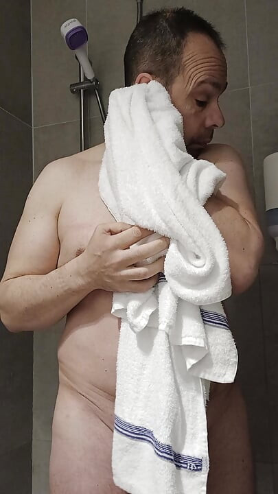 Massagem com óleo hidratante, masturbação manual e ejaculação